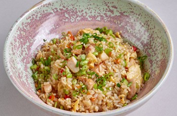 Жареный рис с курицей