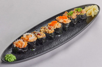 Гункан с лососем спайси 1 шт.