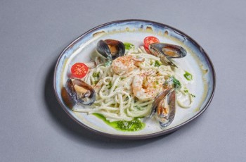Лапша с морепродуктами в сливочном мисо-соусе