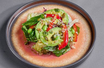 Салат с авокадо, перцем и цитрусовой заправкой